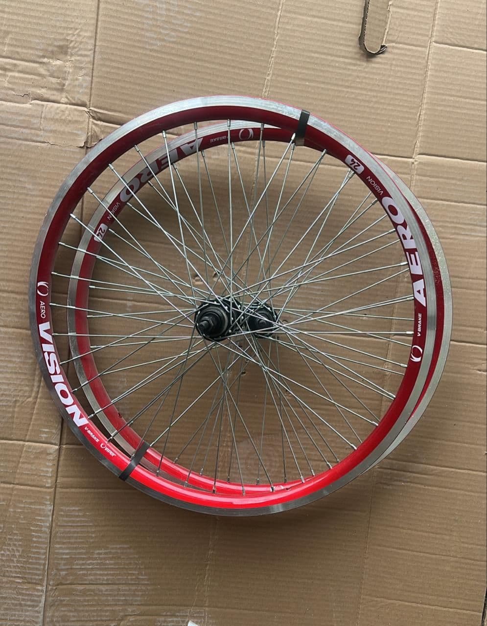RODA 24 AERO CUBO AÇO VERMELHA (PAR)